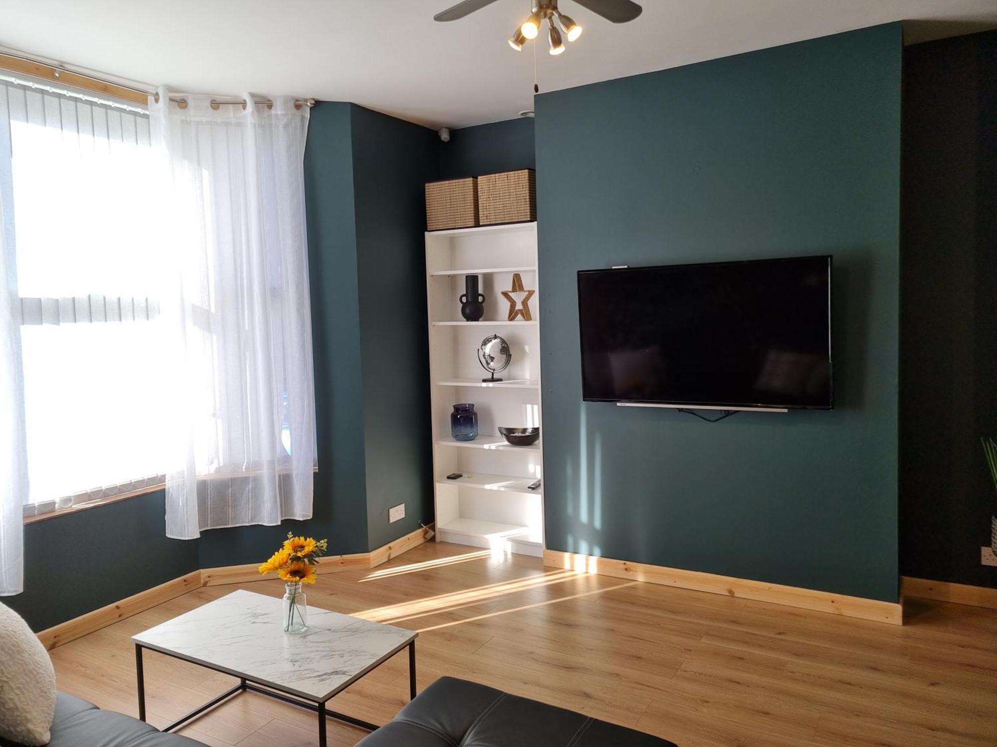 Anfield Luxe Retreat - Stylish With Parking - Steps From Stadium - Short Drive To Centre *