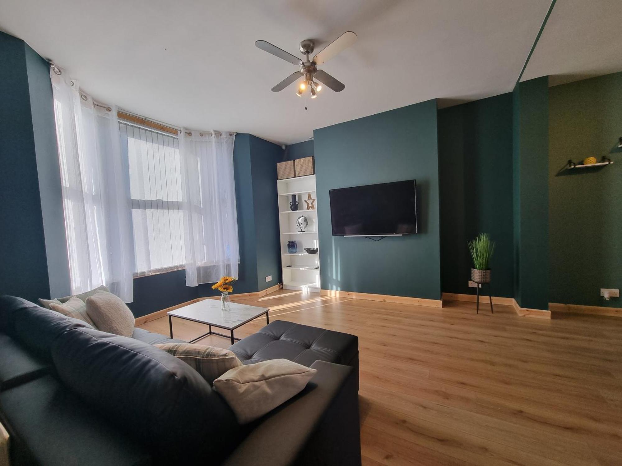 Anfield Luxe Retreat - Stylish With Parking - Steps From Stadium - Short Drive To Centre *