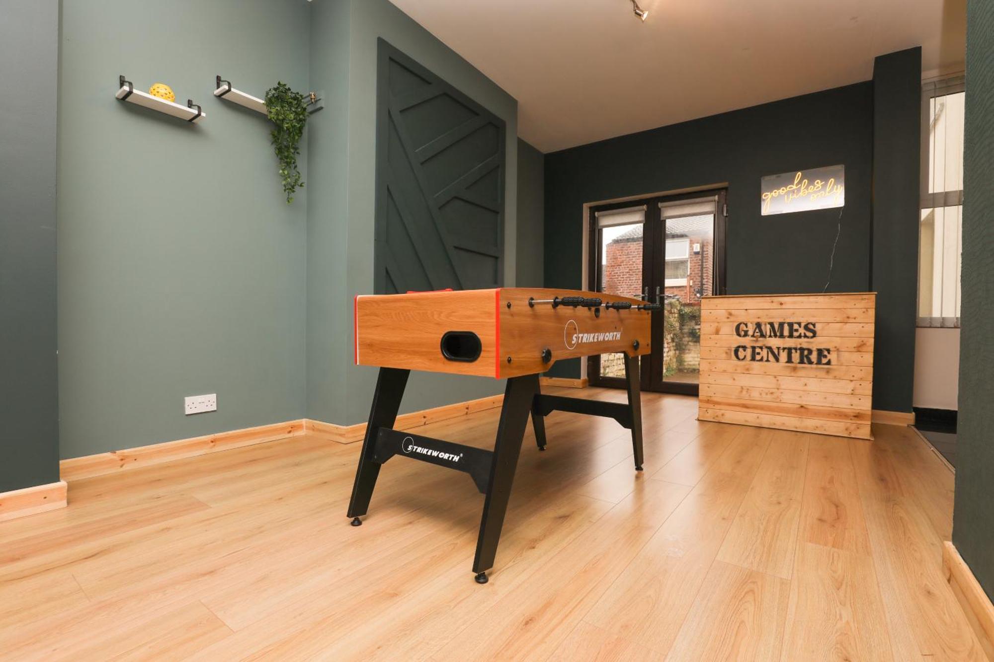 Anfield Luxe Retreat - Stylish With Parking - Steps From Stadium - Short Drive To Centre *